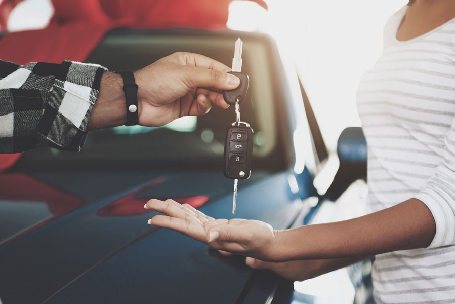 Photo remise de clefs après achat d'un vehicule